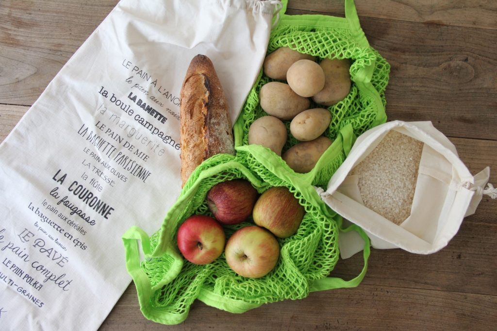 Matériel pour des courses zéro déchet : sacs en tissu