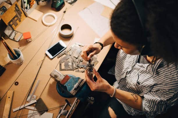 Femme qui répare l'intérieur d'un smartphone