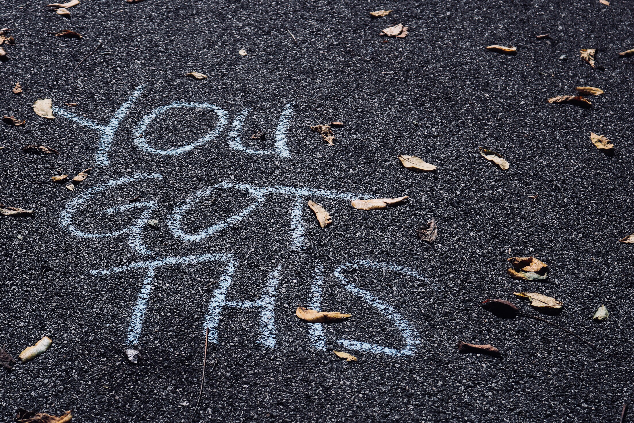 Message de motivation tagé sur le sol