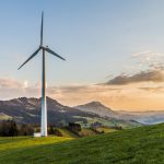 Une éolienne dans un paysage verdoyant