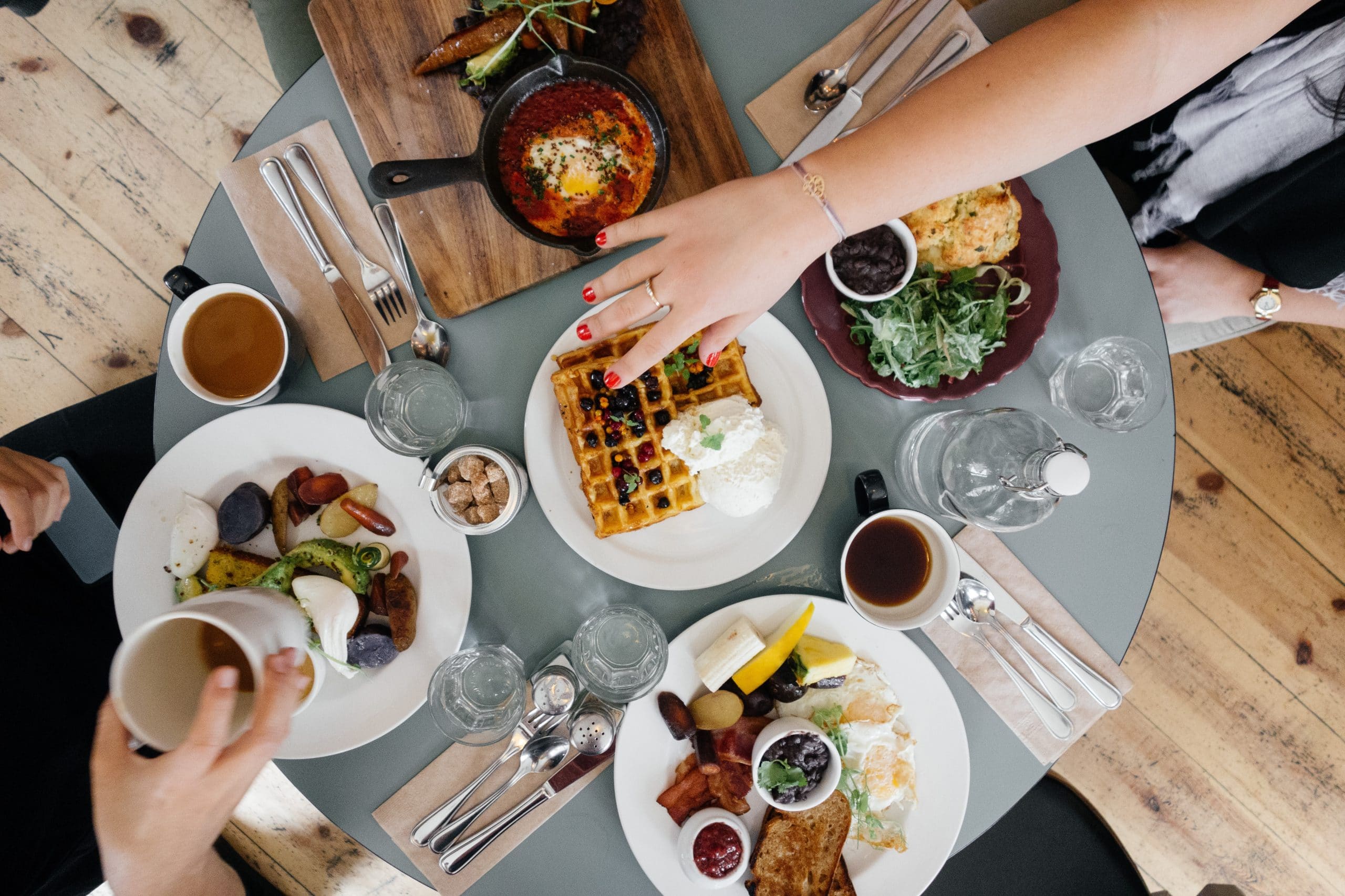 Une table de restaurant avec de la nourriture