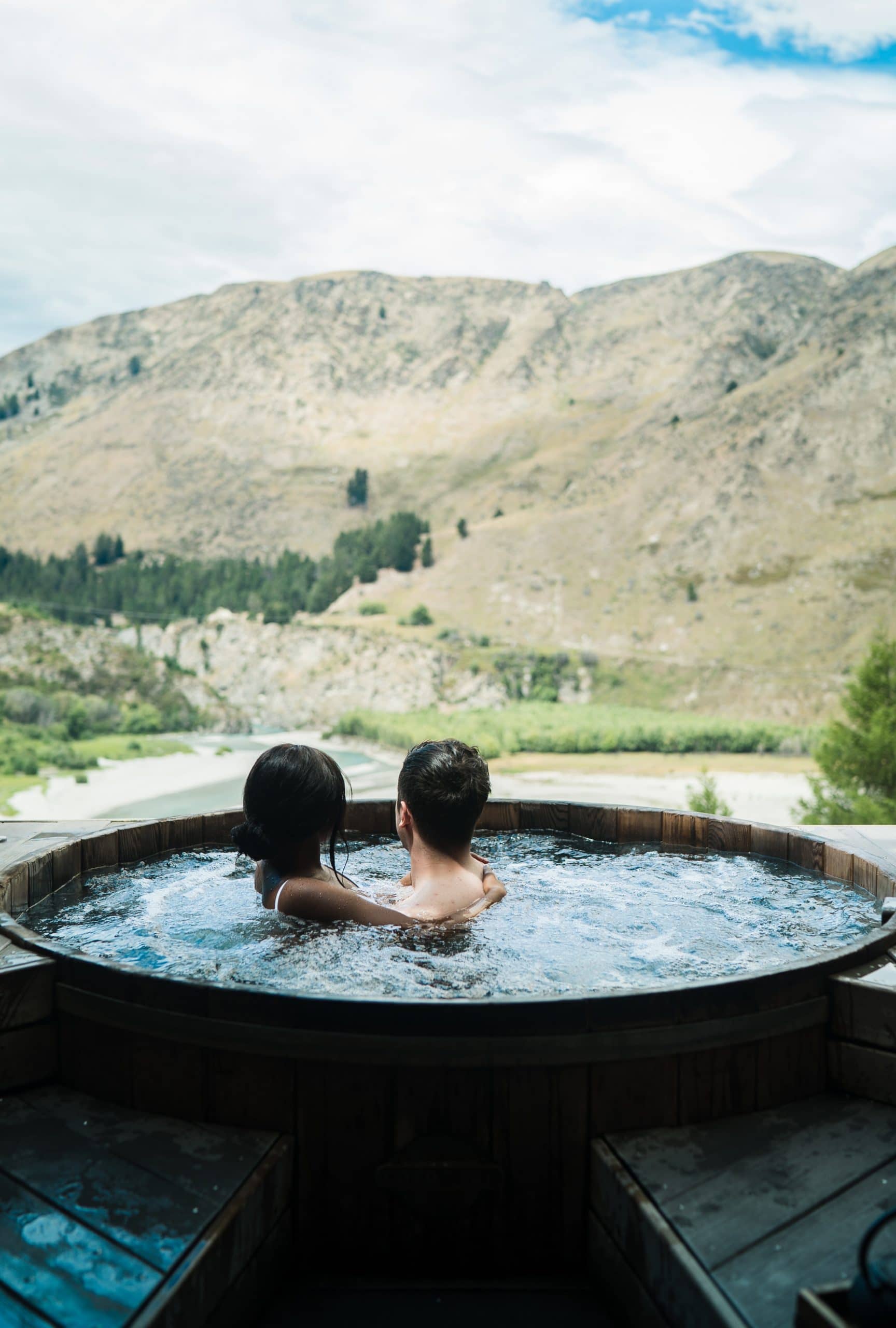 un homme et une femme dans un spa en extérieur devant la nature