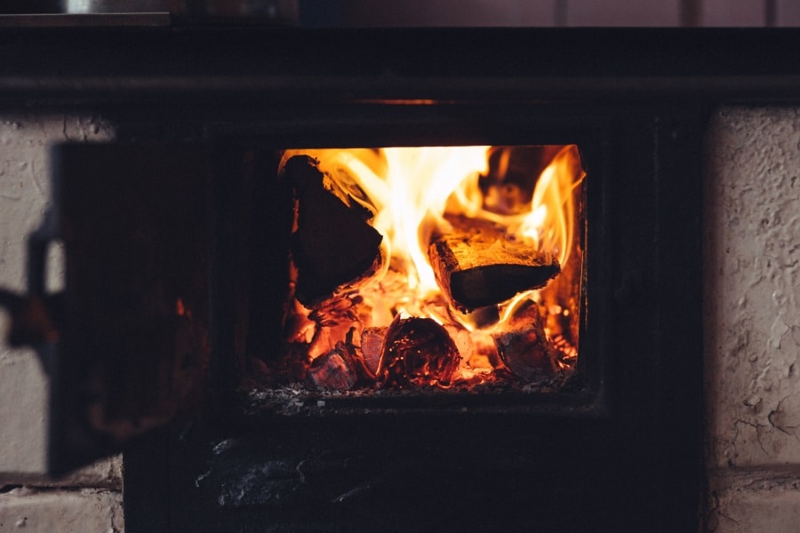 Que choisir entre un poêle à granulés et à bois ?